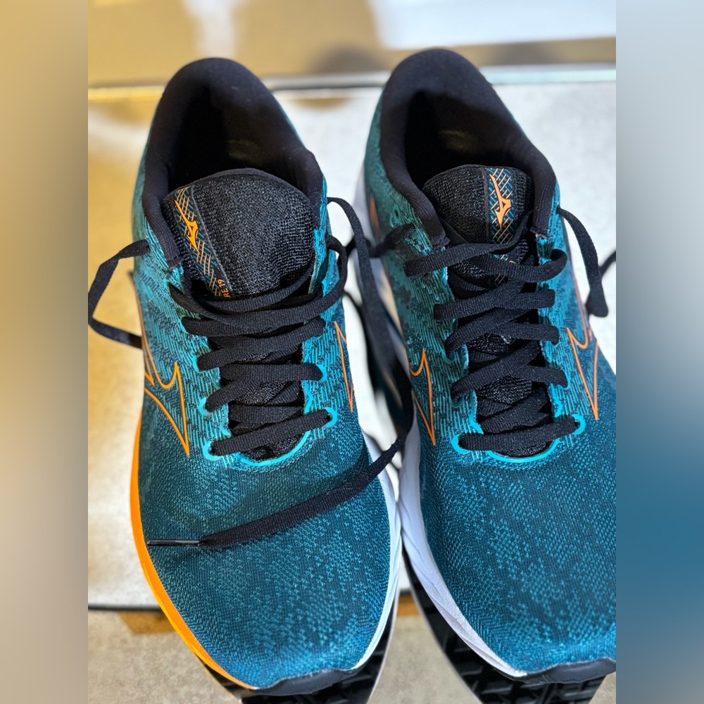 Mizuno Men's Blue and Black Athletic Shoes size 8 1/2 NWOT